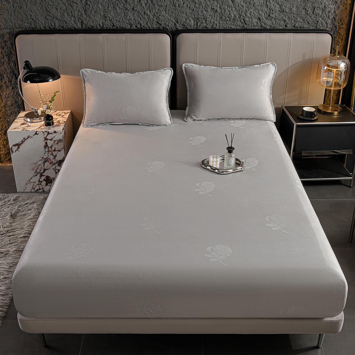 91家纺网 家纺一手货源 找家纺 （总）推推家纺 2025新款高克重雕花水晶绒压花床笠外贸