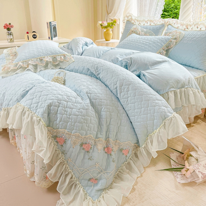 91家纺网 家纺一手货源 找家纺 罗艺轩 2025新款全棉蕾丝刺绣床裙四件套-小香玫瑰 小香玫瑰-天蓝