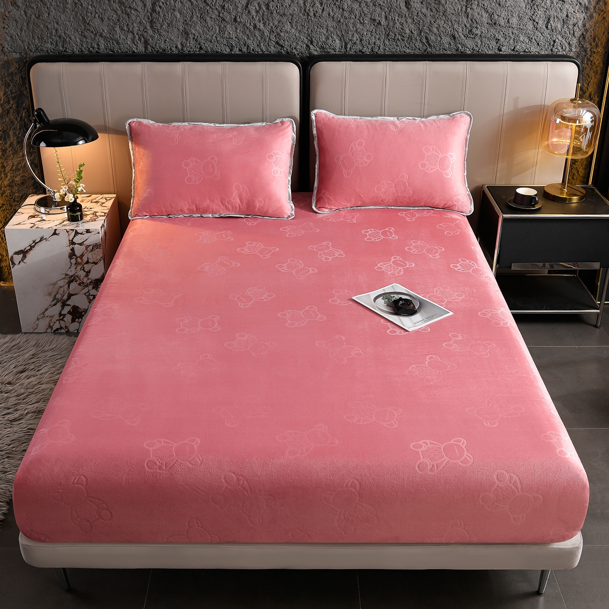 推推家纺 2025新款高克重雕花水晶绒压花床笠外贸 泰迪熊-豆沙