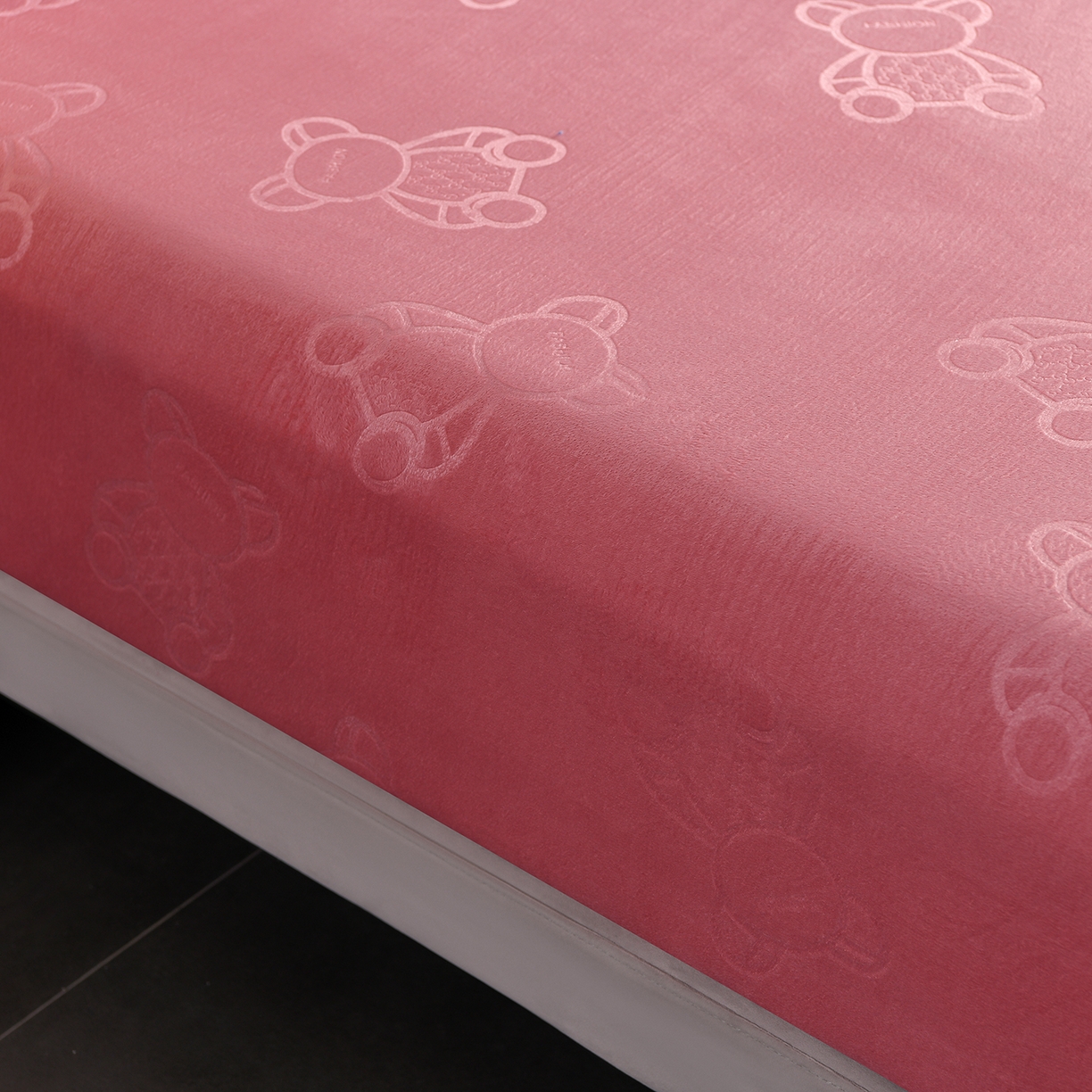 91家纺网 家纺一手货源 找家纺 推推家纺 2025新款高克重雕花水晶绒压花床笠外贸 泰迪熊-豆沙