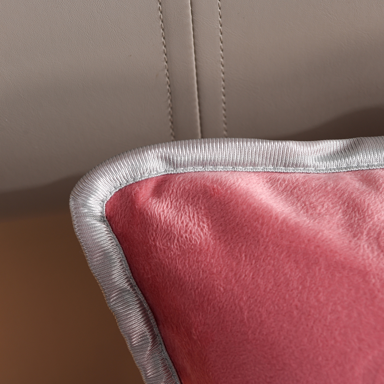 91家纺网 家纺一手货源 找家纺 推推家纺 2025新款高克重雕花水晶绒压花床笠外贸 泰迪熊-豆沙