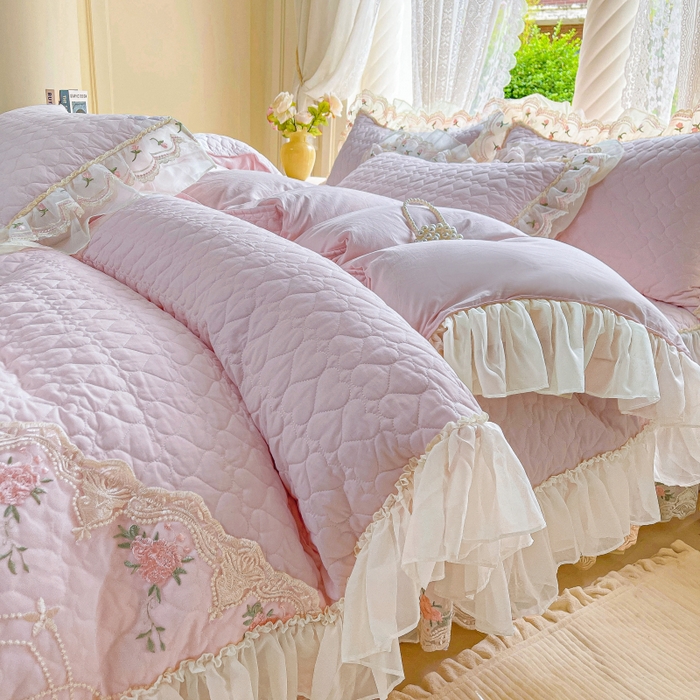 91家纺网 家纺一手货源 找家纺 罗艺轩 2025新款全棉蕾丝刺绣床裙四件套-小香玫瑰 小香玫瑰-紫色