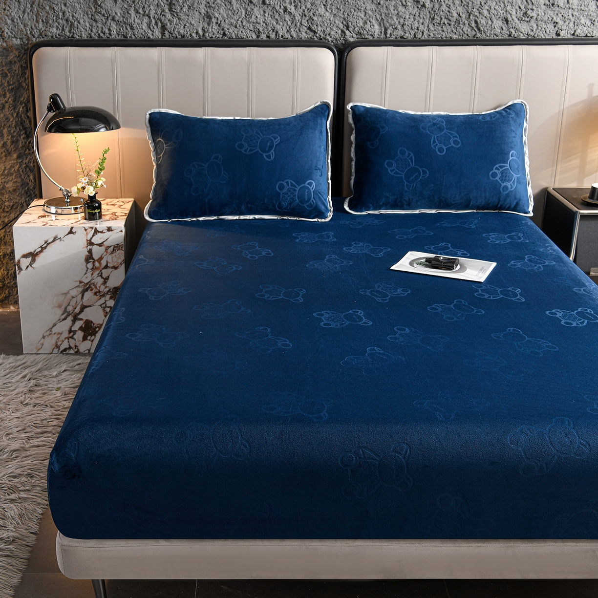 91家纺网 家纺一手货源 找家纺 推推家纺 2025新款高克重雕花水晶绒压花床笠外贸 泰迪熊-蓝色