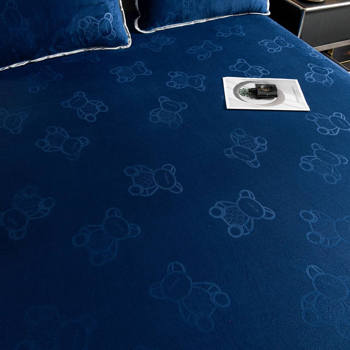 91家纺网 家纺一手货源 找家纺 推推家纺 2025新款高克重雕花水晶绒压花床笠外贸 泰迪熊-蓝色