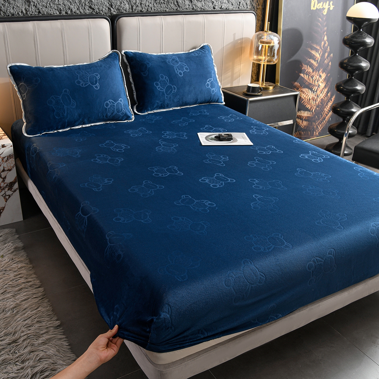 91家纺网 家纺一手货源 找家纺 推推家纺 2025新款高克重雕花水晶绒压花床笠外贸 泰迪熊-蓝色