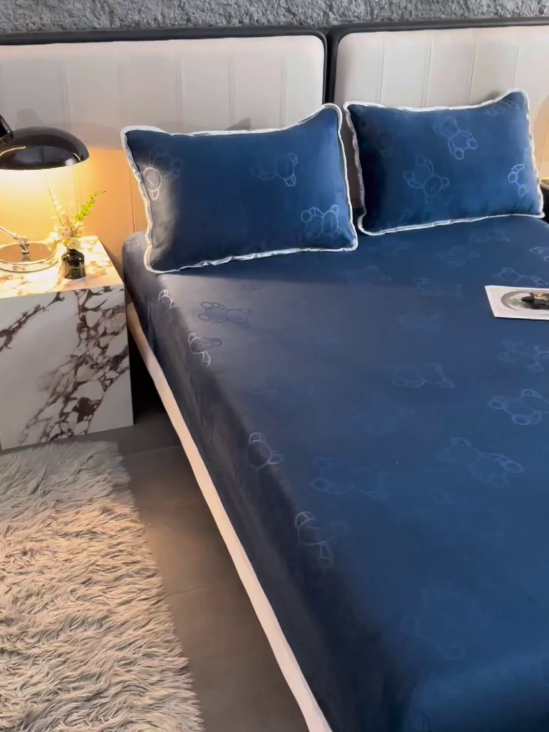 91家纺网 家纺一手货源 找家纺 推推家纺 2025新款高克重雕花水晶绒压花床笠外贸 泰迪熊-蓝色