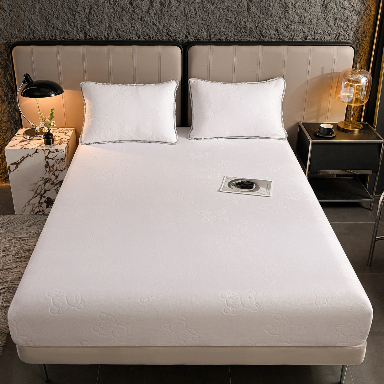 推推家纺 2025新款高克重雕花水晶绒压花床笠外贸 泰迪熊-米白