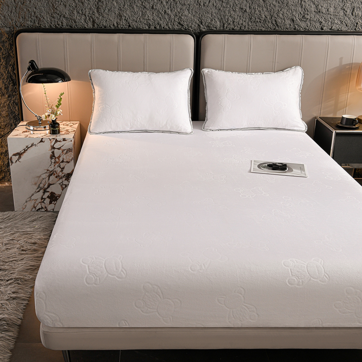 91家纺网 家纺一手货源 找家纺 推推家纺 2025新款高克重雕花水晶绒压花床笠外贸 泰迪熊-米白