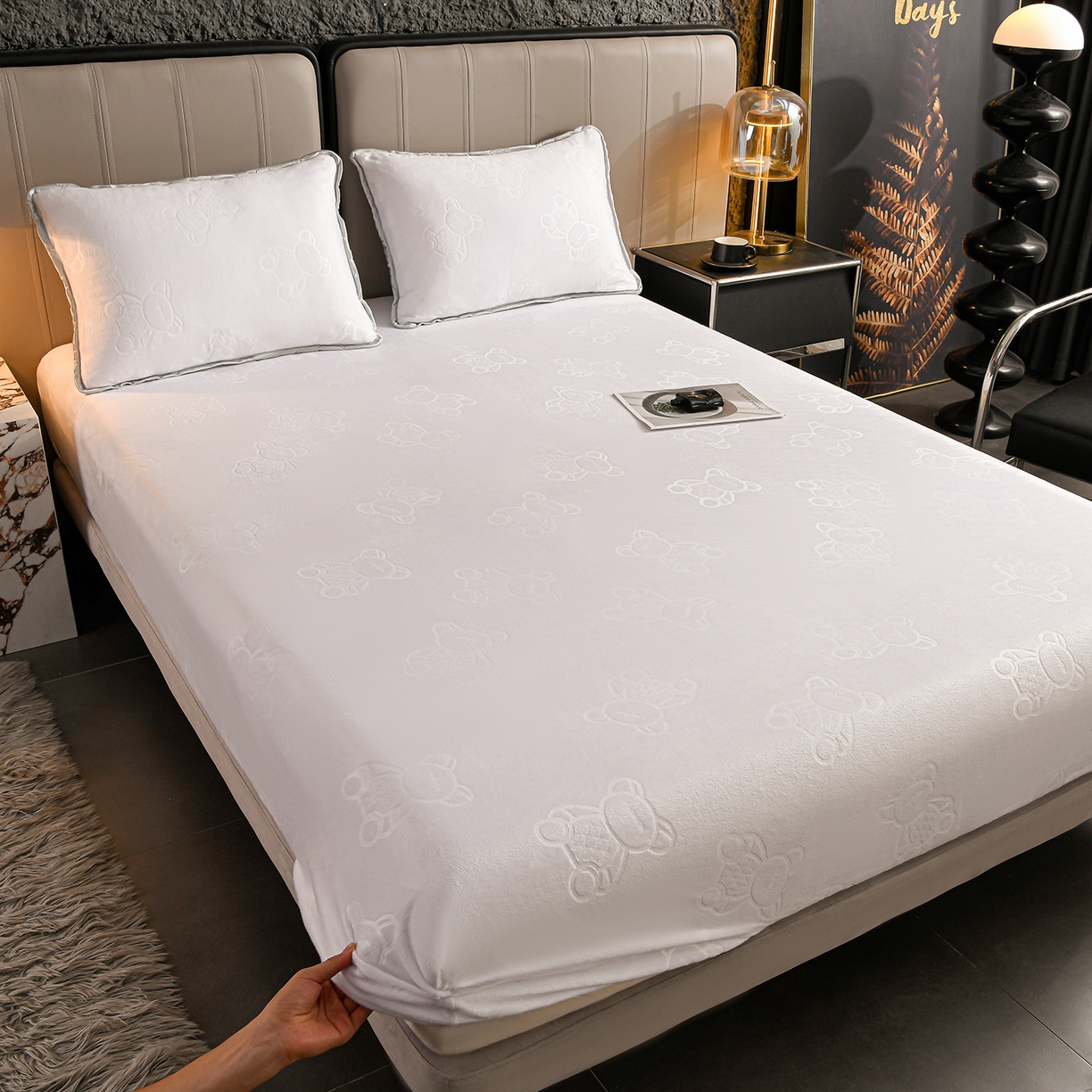 91家纺网 家纺一手货源 找家纺 推推家纺 2025新款高克重雕花水晶绒压花床笠外贸 泰迪熊-米白