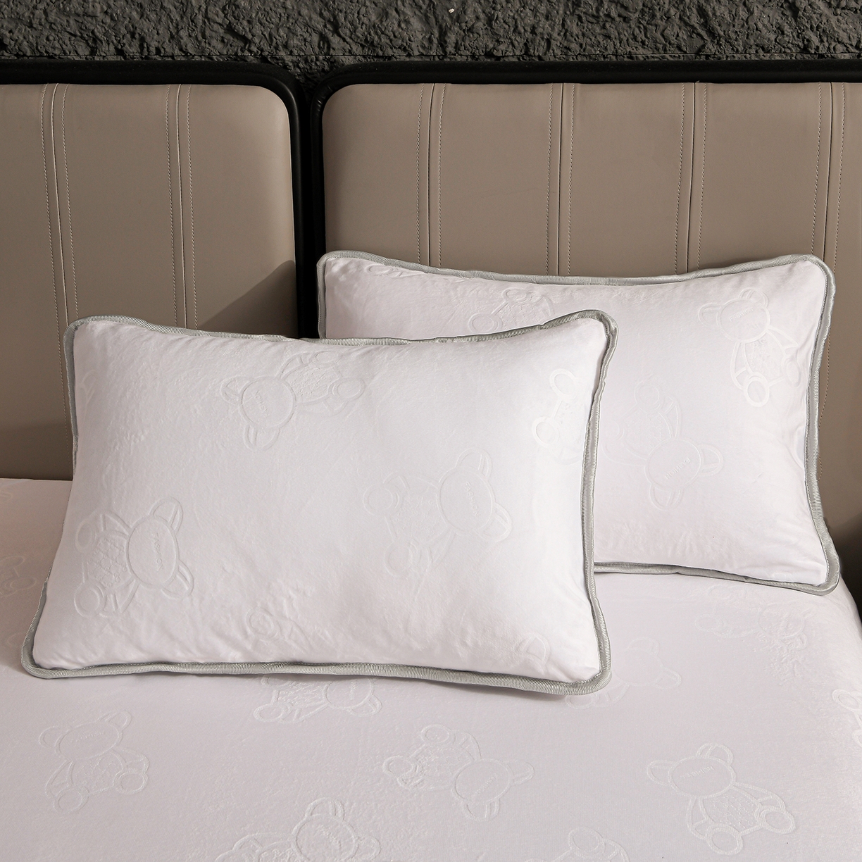 91家纺网 家纺一手货源 找家纺 推推家纺 2025新款高克重雕花水晶绒压花床笠外贸 泰迪熊-米白