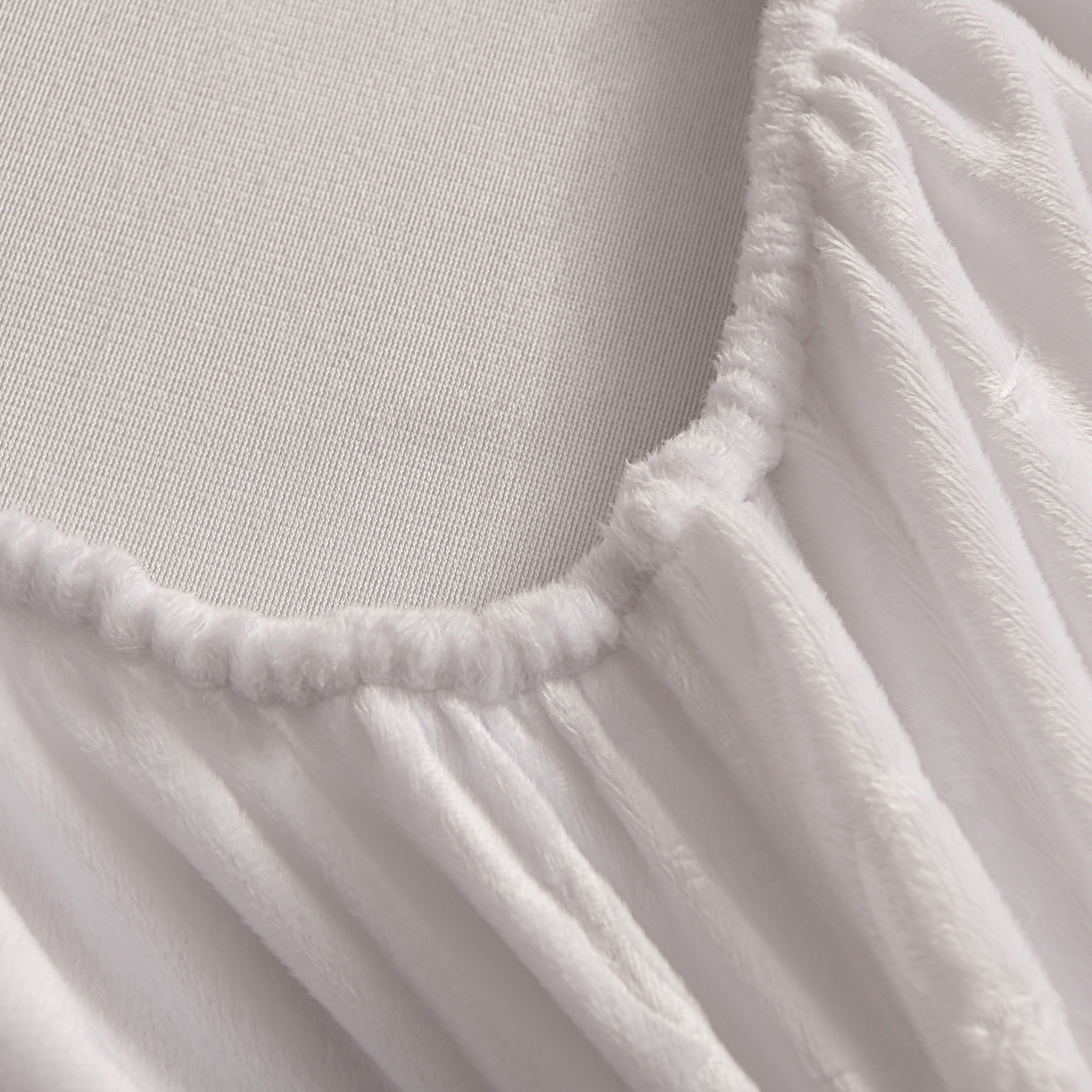 91家纺网 家纺一手货源 找家纺 推推家纺 2025新款高克重雕花水晶绒压花床笠外贸 泰迪熊-米白