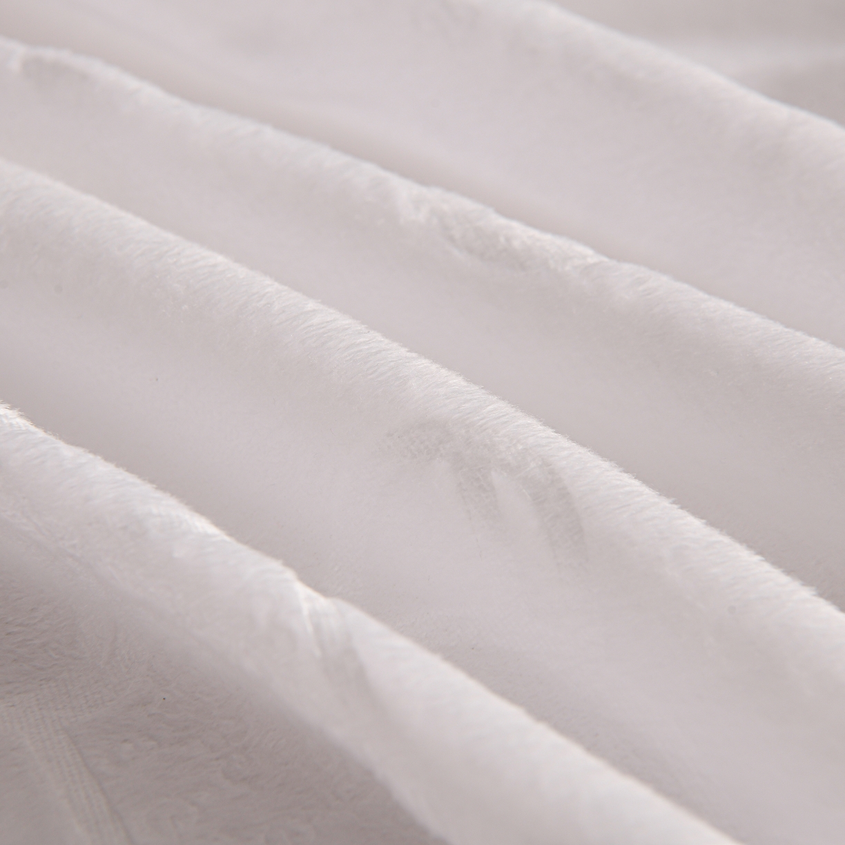 91家纺网 家纺一手货源 找家纺 推推家纺 2025新款高克重雕花水晶绒压花床笠外贸 泰迪熊-米白