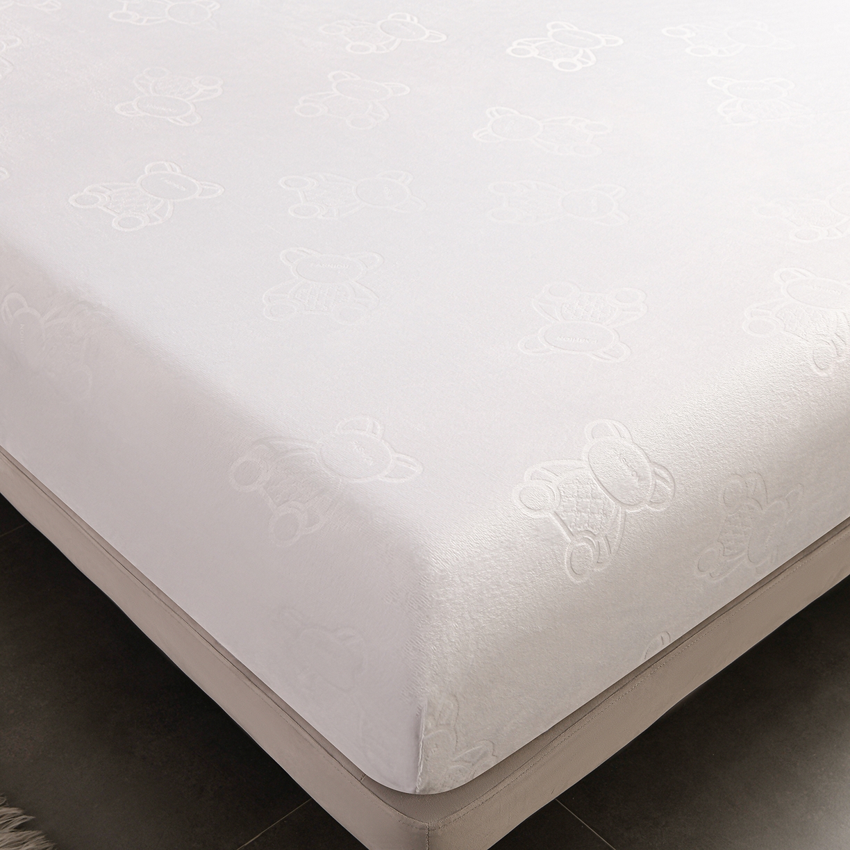 91家纺网 家纺一手货源 找家纺 推推家纺 2025新款高克重雕花水晶绒压花床笠外贸 泰迪熊-米白