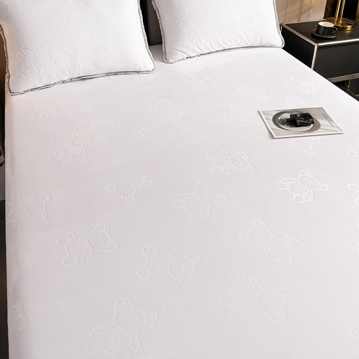 91家纺网 家纺一手货源 找家纺 推推家纺 2025新款高克重雕花水晶绒压花床笠外贸 泰迪熊-米白