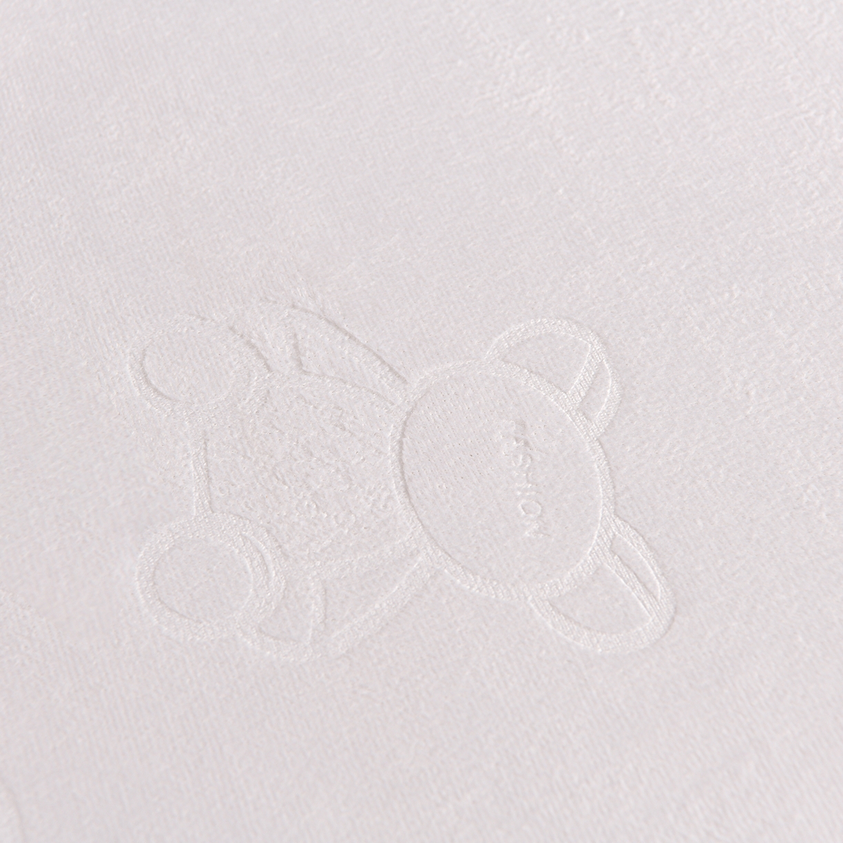 91家纺网 家纺一手货源 找家纺 推推家纺 2025新款高克重雕花水晶绒压花床笠外贸 泰迪熊-米白