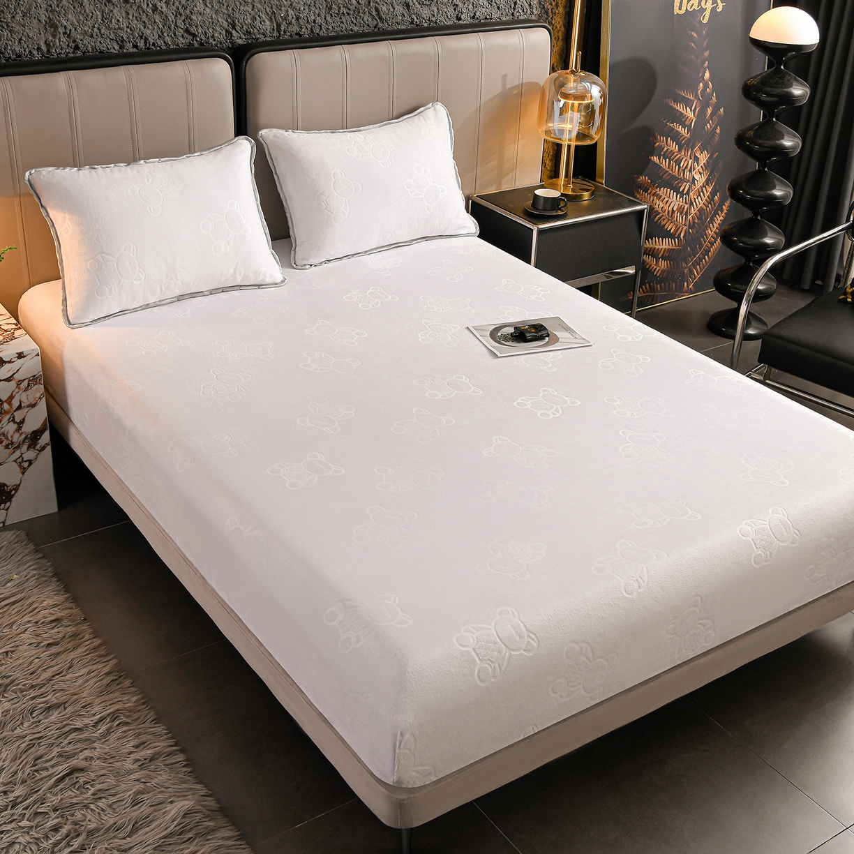 91家纺网 家纺一手货源 找家纺 推推家纺 2025新款高克重雕花水晶绒压花床笠外贸 泰迪熊-米白