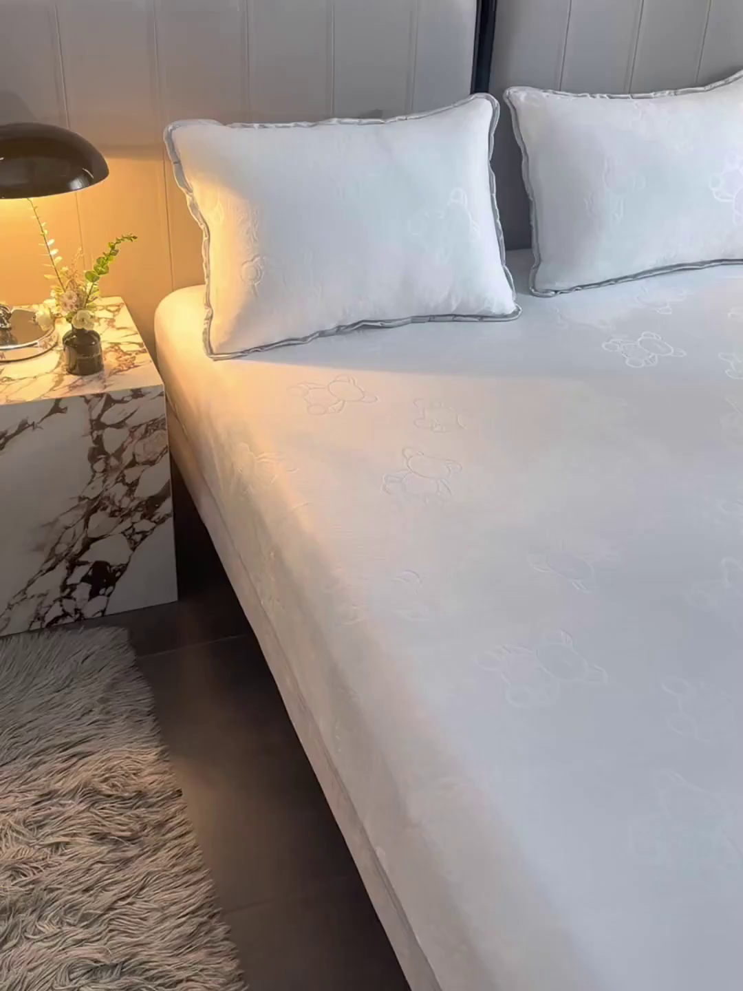 91家纺网 家纺一手货源 找家纺 推推家纺 2025新款高克重雕花水晶绒压花床笠外贸 泰迪熊-米白