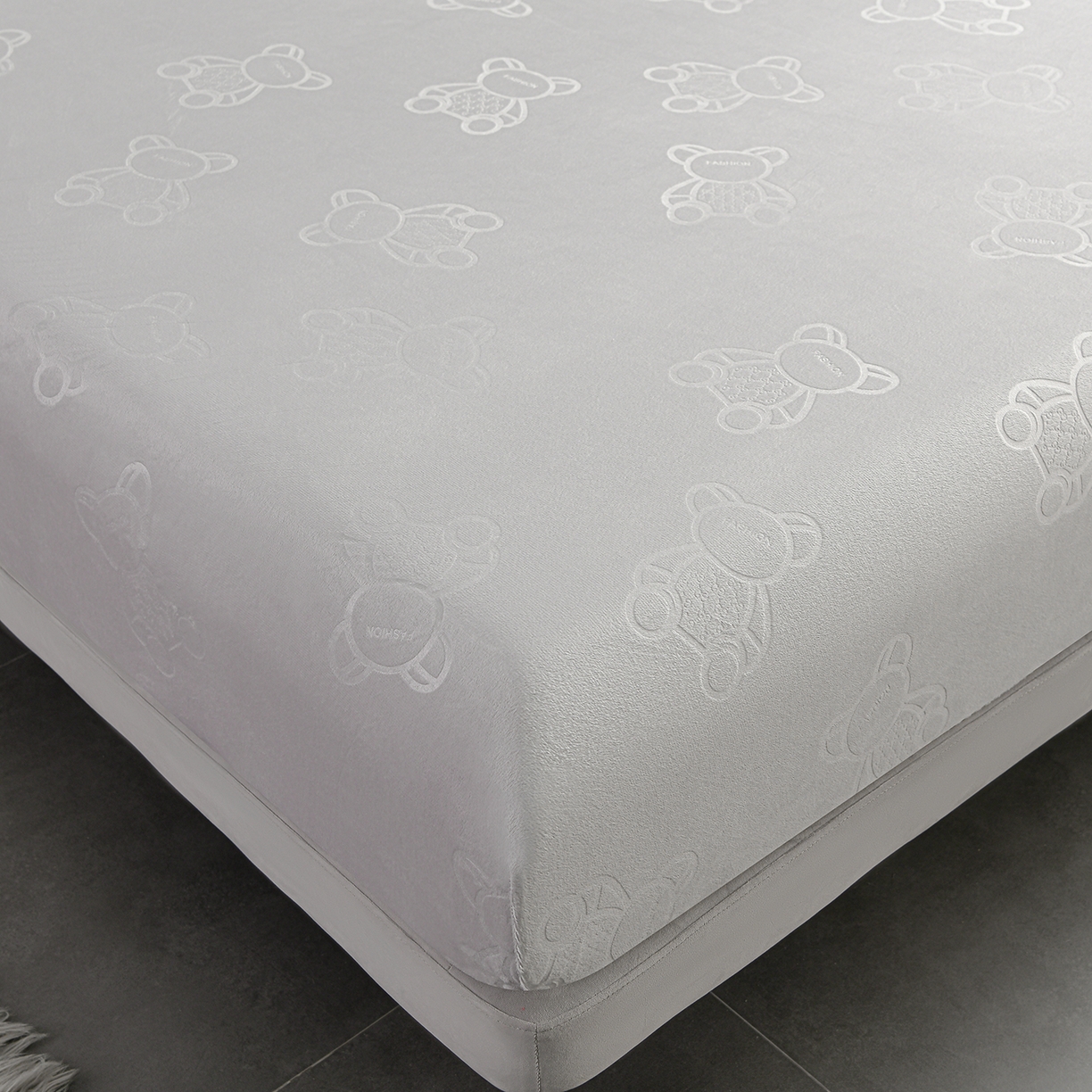 91家纺网 家纺一手货源 找家纺 推推家纺 2025新款高克重雕花水晶绒压花床笠外贸 泰迪熊-浅灰