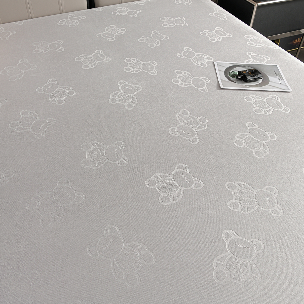 91家纺网 家纺一手货源 找家纺 推推家纺 2025新款高克重雕花水晶绒压花床笠外贸 泰迪熊-浅灰