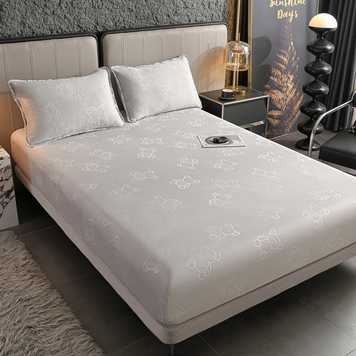 91家纺网 家纺一手货源 找家纺 推推家纺 2025新款高克重雕花水晶绒压花床笠外贸 泰迪熊-浅灰