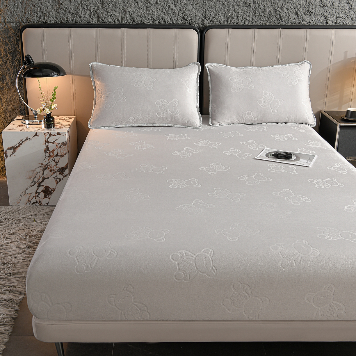 91家纺网 家纺一手货源 找家纺 推推家纺 2025新款高克重雕花水晶绒压花床笠外贸 泰迪熊-浅灰