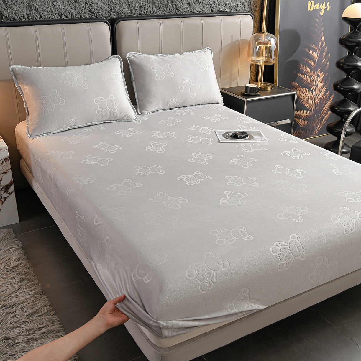 91家纺网 家纺一手货源 找家纺 推推家纺 2025新款高克重雕花水晶绒压花床笠外贸 泰迪熊-浅灰