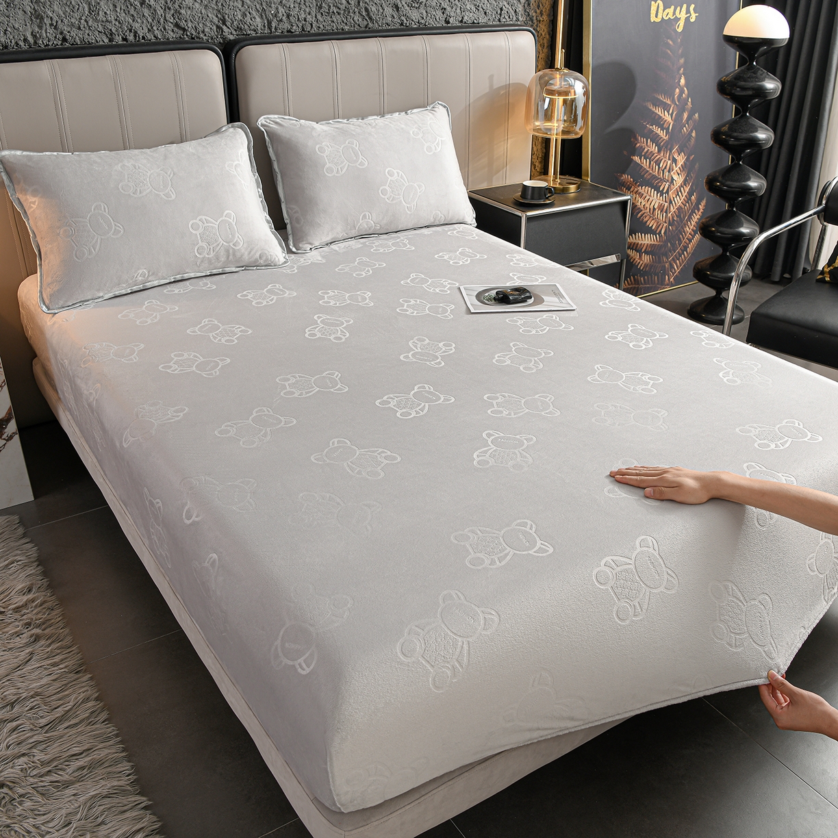 91家纺网 家纺一手货源 找家纺 推推家纺 2025新款高克重雕花水晶绒压花床笠外贸 泰迪熊-浅灰