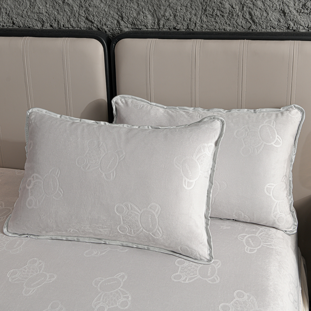 91家纺网 家纺一手货源 找家纺 推推家纺 2025新款高克重雕花水晶绒压花床笠外贸 泰迪熊-浅灰