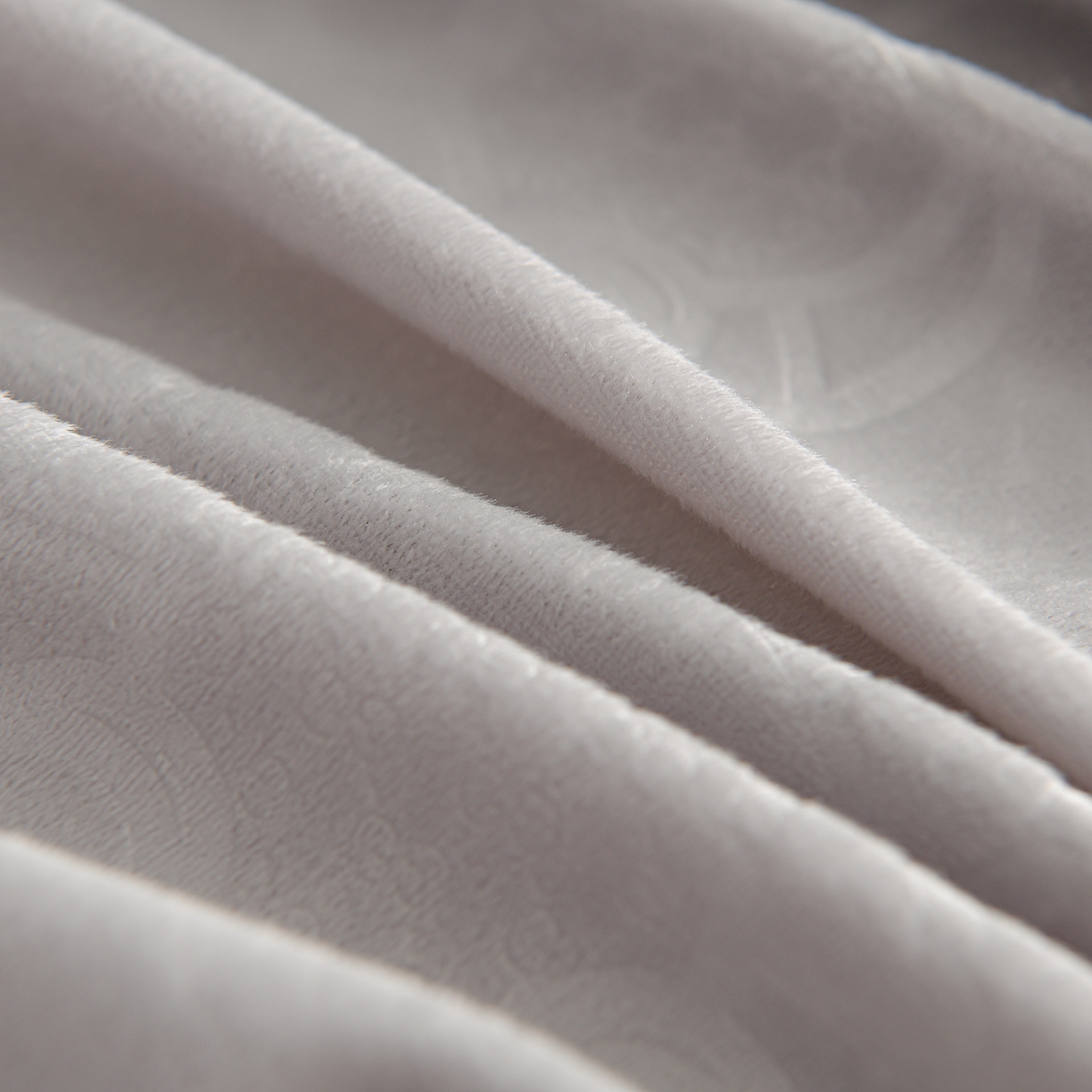 91家纺网 家纺一手货源 找家纺 推推家纺 2025新款高克重雕花水晶绒压花床笠外贸 泰迪熊-浅灰