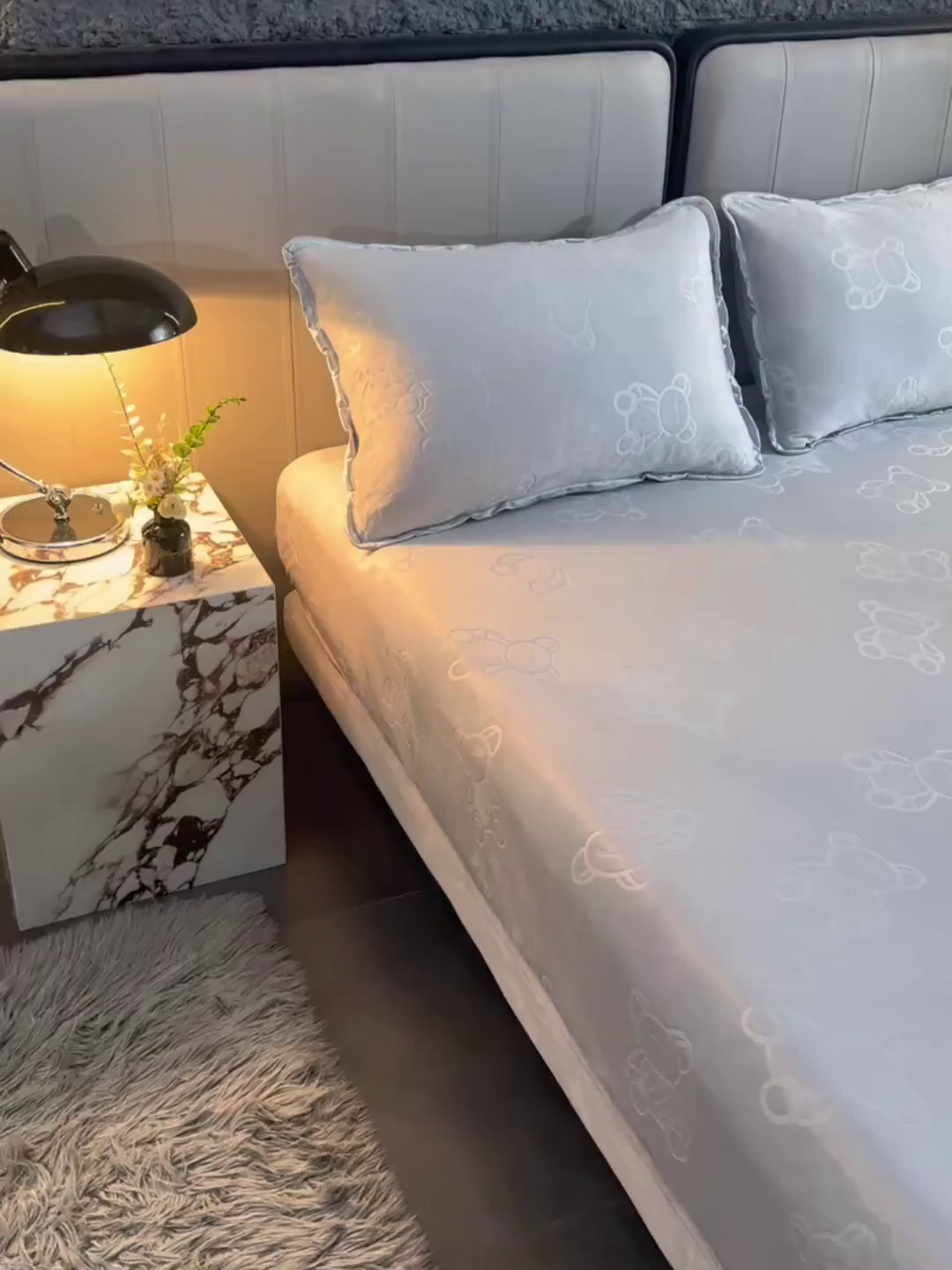 91家纺网 家纺一手货源 找家纺 推推家纺 2025新款高克重雕花水晶绒压花床笠外贸 泰迪熊-浅灰