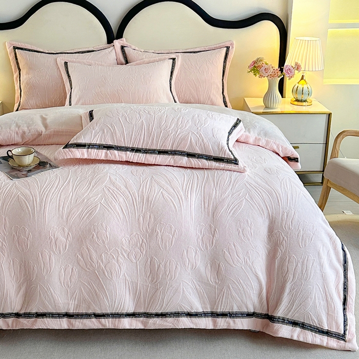 91家纺网 家纺一手货源 找家纺 （总）爱洛 2025新款牛奶绒四件套牛奶绒雕花四件套纯色牛奶绒四件套