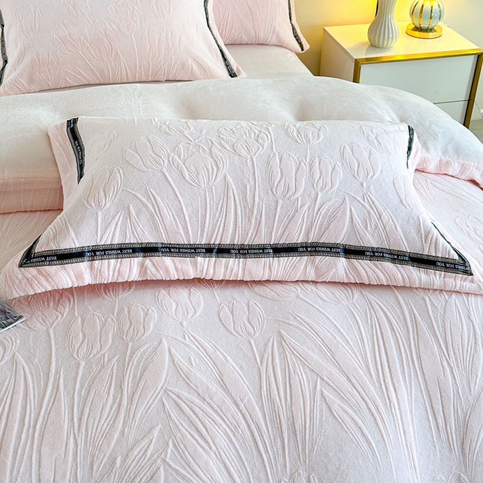 91家纺网 家纺一手货源 找家纺 （总）爱洛 2025新款牛奶绒四件套牛奶绒雕花四件套纯色牛奶绒四件套