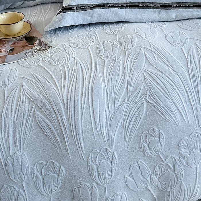 91家纺网 家纺一手货源 找家纺 爱洛 2025新款牛奶绒四件套牛奶绒雕花四件套纯色牛奶绒四件套 荷叶-浅蓝