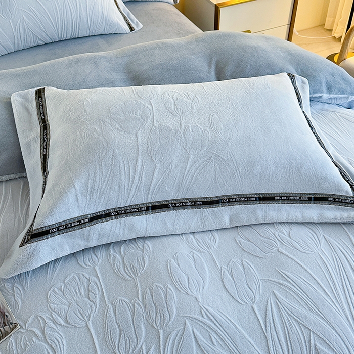 91家纺网 家纺一手货源 找家纺 爱洛 2025新款牛奶绒四件套牛奶绒雕花四件套纯色牛奶绒四件套 荷叶-浅蓝