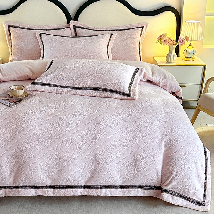 91家纺网 家纺一手货源 找家纺 爱洛 2025新款牛奶绒四件套牛奶绒雕花四件套纯色牛奶绒四件套 蝴蝶-粉玉