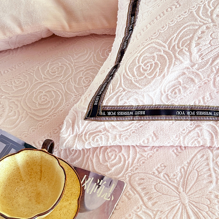 91家纺网 家纺一手货源 找家纺 爱洛 2025新款牛奶绒四件套牛奶绒雕花四件套纯色牛奶绒四件套 蝴蝶-粉玉