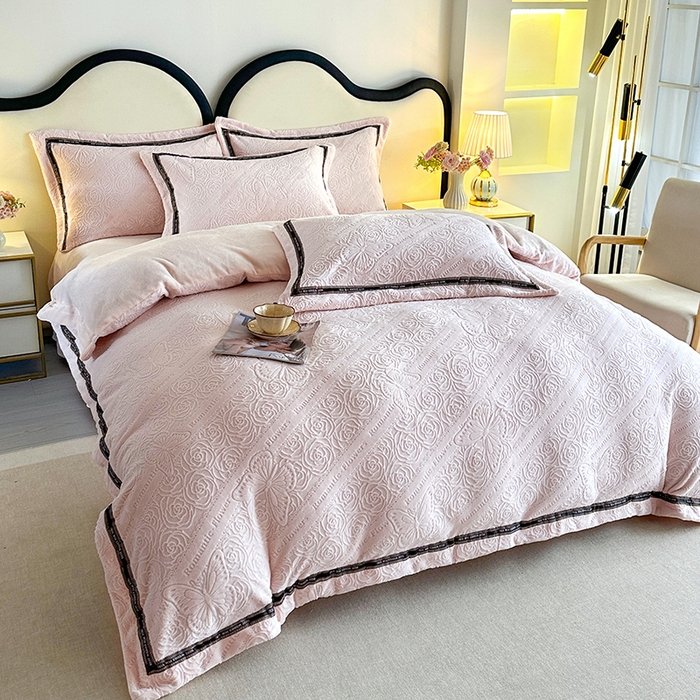 91家纺网 家纺一手货源 找家纺 爱洛 2025新款牛奶绒四件套牛奶绒雕花四件套纯色牛奶绒四件套 蝴蝶-粉玉