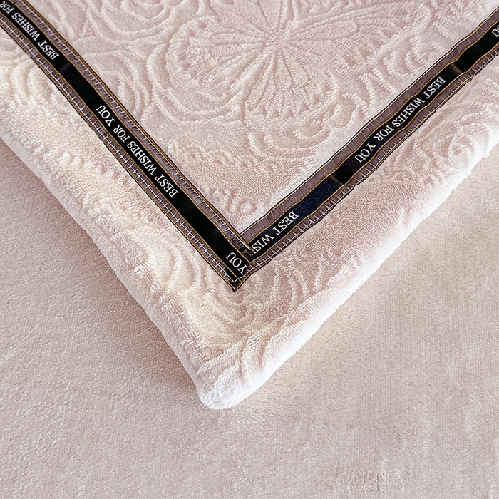 91家纺网 家纺一手货源 找家纺 爱洛 2025新款牛奶绒四件套牛奶绒雕花四件套纯色牛奶绒四件套 蝴蝶-粉玉