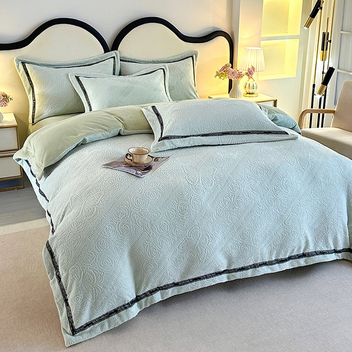 91家纺网 家纺一手货源 找家纺 爱洛 2025新款牛奶绒四件套牛奶绒雕花四件套纯色牛奶绒四件套 蝴蝶-浅绿