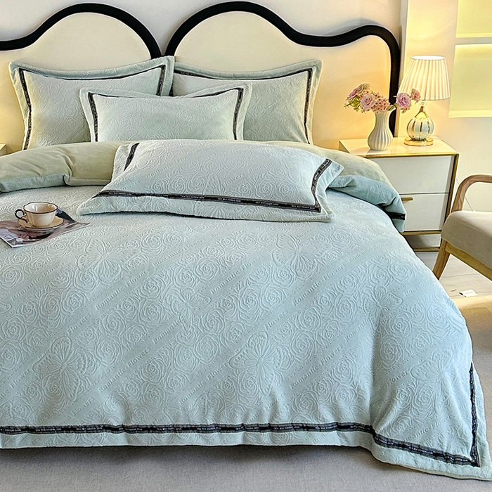 91家纺网 家纺一手货源 找家纺 爱洛 2025新款牛奶绒四件套牛奶绒雕花四件套纯色牛奶绒四件套 蝴蝶-浅绿