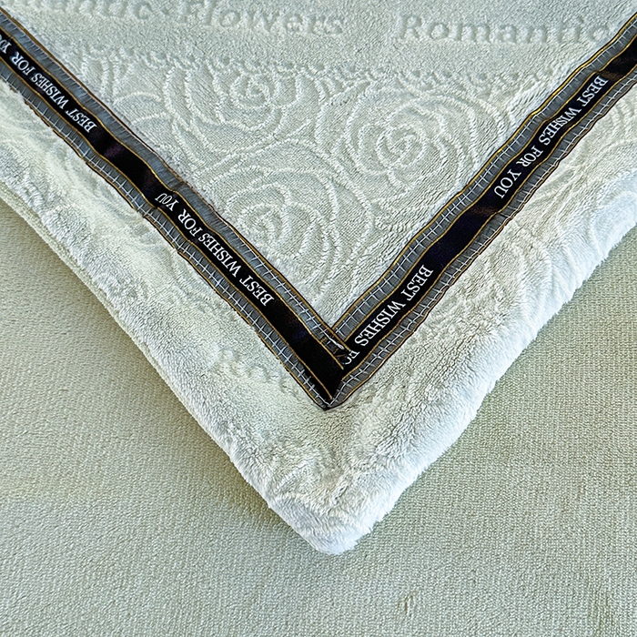 91家纺网 家纺一手货源 找家纺 爱洛 2025新款牛奶绒四件套牛奶绒雕花四件套纯色牛奶绒四件套 蝴蝶-浅绿