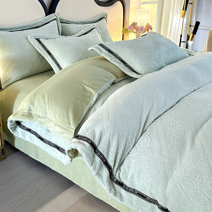 91家纺网 家纺一手货源 找家纺 爱洛 2025新款牛奶绒四件套牛奶绒雕花四件套纯色牛奶绒四件套 蝴蝶-浅绿