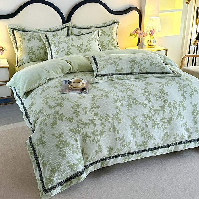 91家纺网 家纺一手货源 找家纺 爱洛 2025新款牛奶绒四件套牛奶绒雕花四件套纯色牛奶绒四件套 枫叶-绿