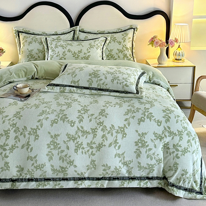 91家纺网 家纺一手货源 找家纺 爱洛 2025新款牛奶绒四件套牛奶绒雕花四件套纯色牛奶绒四件套 枫叶-绿