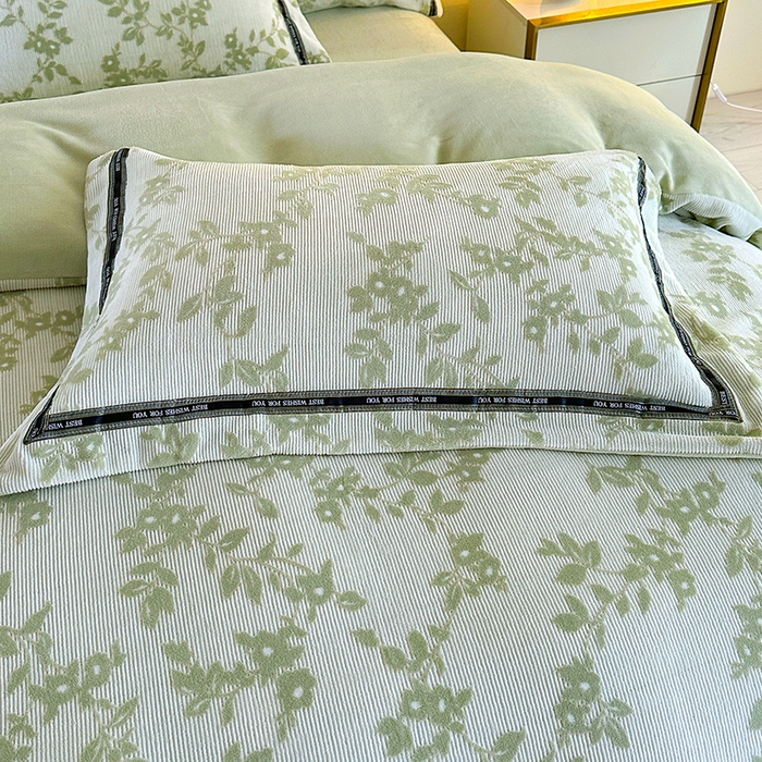 91家纺网 家纺一手货源 找家纺 爱洛 2025新款牛奶绒四件套牛奶绒雕花四件套纯色牛奶绒四件套 枫叶-绿