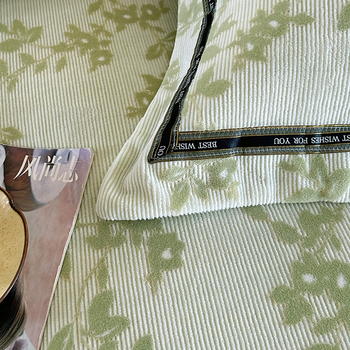 91家纺网 家纺一手货源 找家纺 爱洛 2025新款牛奶绒四件套牛奶绒雕花四件套纯色牛奶绒四件套 枫叶-绿