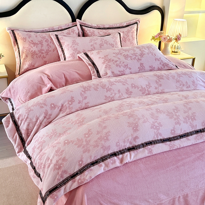 91家纺网 家纺一手货源 找家纺 爱洛 2025新款牛奶绒四件套牛奶绒雕花四件套纯色牛奶绒四件套 枫叶-粉