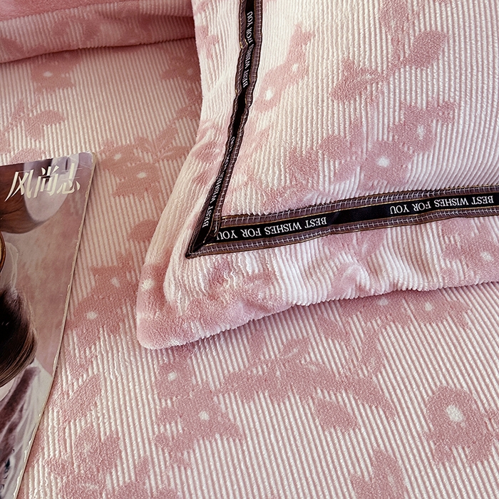 91家纺网 家纺一手货源 找家纺 爱洛 2025新款牛奶绒四件套牛奶绒雕花四件套纯色牛奶绒四件套 枫叶-粉