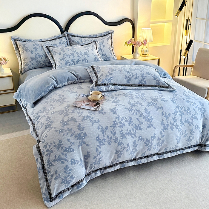 91家纺网 家纺一手货源 找家纺 爱洛 2025新款牛奶绒四件套牛奶绒雕花四件套纯色牛奶绒四件套 枫叶-蓝