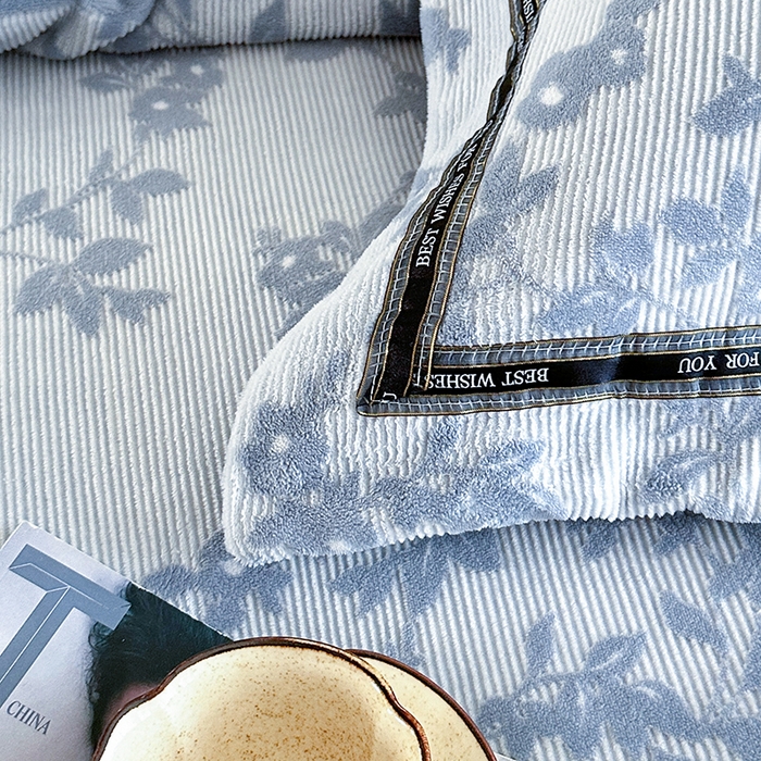 91家纺网 家纺一手货源 找家纺 爱洛 2025新款牛奶绒四件套牛奶绒雕花四件套纯色牛奶绒四件套 枫叶-蓝